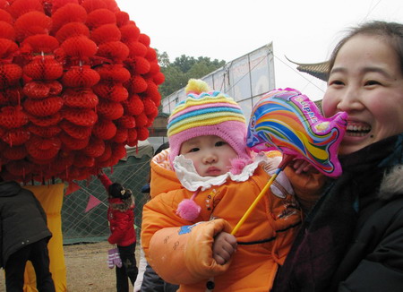 People attend a temple fair in celebration of the Chinese Lunar New Year in the city of Wuhu, east China's Anhui province Monday January 26, 2009. Spring Festival, or the Chinese Lunar New Year, is the most important traditional Chinese festival that calls for family reunion. It falls on Jan. 26 this year.[Xinhua]