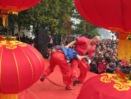 Sideshow wrestlers perform at a temple fair celebrating the Chinese Lunar New Year in the city of Wuhu, east China's Anhui province Monday January 26, 2009. Spring Festival, or the Chinese Lunar New Year, is the most important traditional Chinese festival that calls for family reunion. It falls on Jan. 26 this year.[Xinhua]