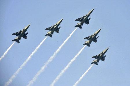Indian Air Force fleet perform during Republic Day celebrations in New Delhi January 26, 2009.[Xinhua] 
