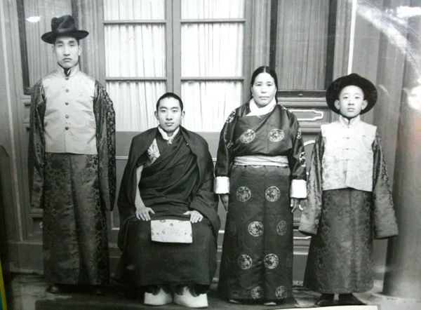 A group photo of the 10th Panchen Lama’s family. 