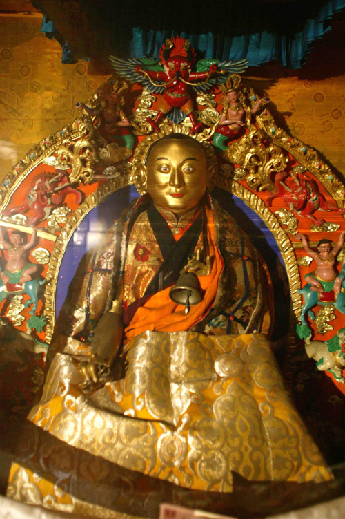 The statue of the 10th Panchen Lama in his former residence has been worshiped since he passed away. 