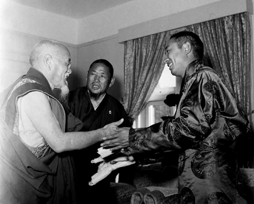 Shes Rab Rgya Mtsho (1883-1968), president of the Buddhist Association of China, met the 10th Panchen Lama on Oct. 4, 1959. 