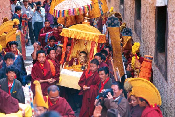 Aug. 20, 1993, a statue of the 10th Panchen Lama on the way to be erected in the Tashilhunpo Monastery. 