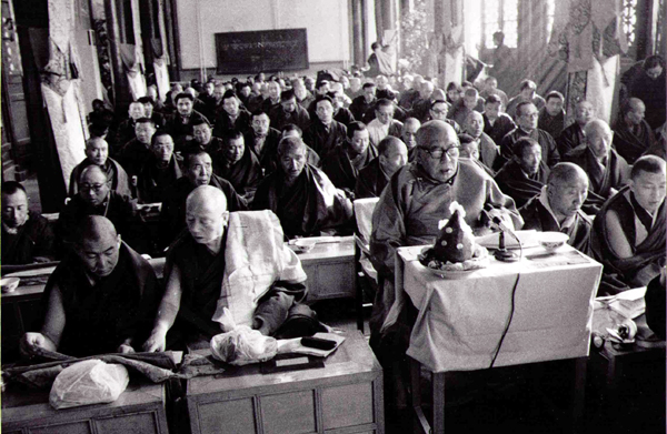 After the death of the 10th Panchen Lama, a Buddhist prayer service was held in the high-level Tibetan Buddhism College of China which is located in Beijing. 