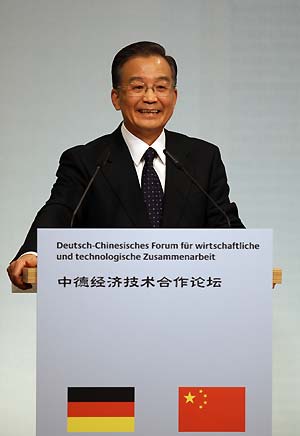 Chinese Premier Wen Jiabao addresses the Fifth Chinese-German Forum for Economic and Technological Cooperation in Berlin, Jan. 29, 2009. 