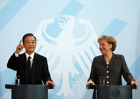 ChinesChinese Premier Wen Jiabao (L) speaks while German Chancellor Angela Merkel looks on during a news conference in Berlin Jan. 29, 2009. 