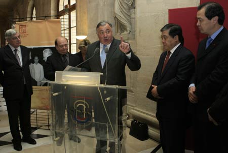 President of France's Senate Gerard Larcher (C) speaks at the opening ceremony of a photo exhibition marking the 45th anniversary of the establishment of diplomatic relations between France and China in Paris, France, January 28, 2009.