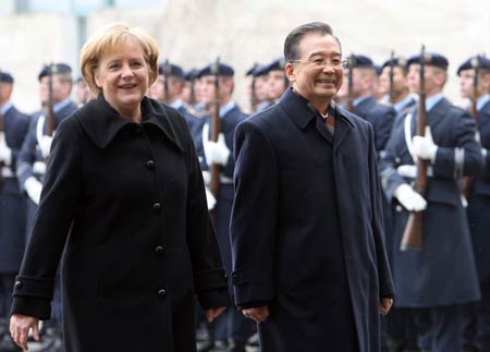 German Chancellor Angela Merkel (L) and visiting Chinese Premier Wen Jiabao attend a welcome ceremony held for Wen at the Chancellor's office in Berlin, Germany, Jan. 29, 2009. Wen arrived in Berlin late Wednesday for an official visit to the country. 