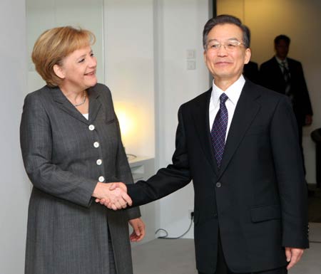 German Chancellor Angela Merkel (L) meets with visiting Chinese Premier Wen Jiabao prior to their breakfast at the Chancellor's office in Berlin, Germany, Jan. 29, 2009. Merkel invited Wen, who is in Germany for an official visit, to breakfast Thursday morning. 