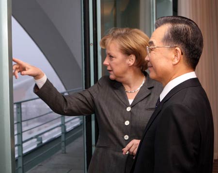 German Chancellor Angela Merkel (L) introduces Berlin scenery to visiting Chinese Premier Wen Jiabao prior to their breakfast at the Chancellor's office in Berlin, Germany, Jan. 29, 2009. Merkel invited Wen, who is in Germany for an official visit, to breakfast Thursday morning. 