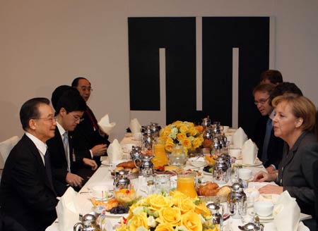 German Chancellor Angela Merkel (R. front) and visiting Chinese Premier Wen Jiabao (L. front) have breakfast at the Chancellor's office in Berlin, Germany, Jan. 29, 2009. Merkel invited Wen, who is in Germany for an official visit, to breakfast Thursday morning. 