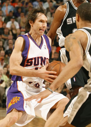 Phoenix Suns&apos; Steve Nash (L) of Canada drives towards the basket against the San Antonio Spurs in the third quarter of their NBA basketball game in Phoenix, Arizona January 29, 2009.