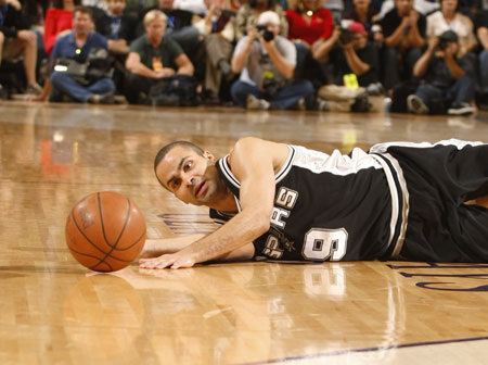 San Antonio Spurs Tony Parker dives for the loose ball in the fourth quarter against the Phoenix Suns in their NBA basketball game in Phoenix, Arizona, January 29, 2009.
