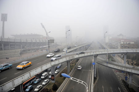 Heavy fog covers the flyover in Jinan, capital of east China&apos;s Shandong province, Jan. 31, 2009.