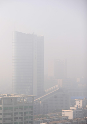 Heavy fog covers the buildings in Wuchang district of Wuhan, capital of central China&apos;s Hubei province, Jan. 31, 2009.