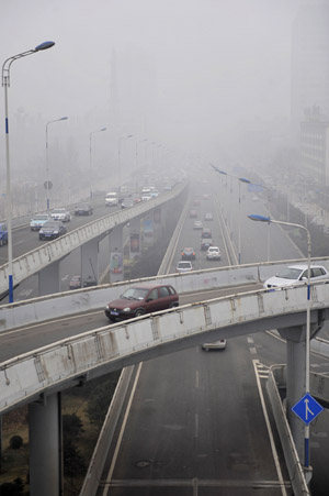 Heavy fog covers the flyover in Jinan, capital of east China&apos;s Shandong province, Jan. 31, 2009.