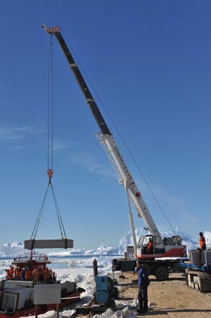 Members of Chinese expedition team unload floor slabs at Panda Dock of Zhongshan Antarctic Station, on Jan. 29, 2009. As glaciers clears off, China&apos;s Antarctic ice breaker Xuelong, or Snow Dragon, began unload goods to Zhongshan Antarctic Station. 