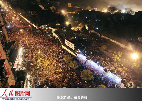 300,000 pilgrims gather at Guiyuan Temple in Wuhan, Central China's Hubei Province, burning incense and praying to the God of Fortune for a lucrative New Year, on January 30, 2009. January 30th is the 5th day of 1st lunar month, and the birthday of God of Fortune according to folklores. [Photo: photobase.cn]