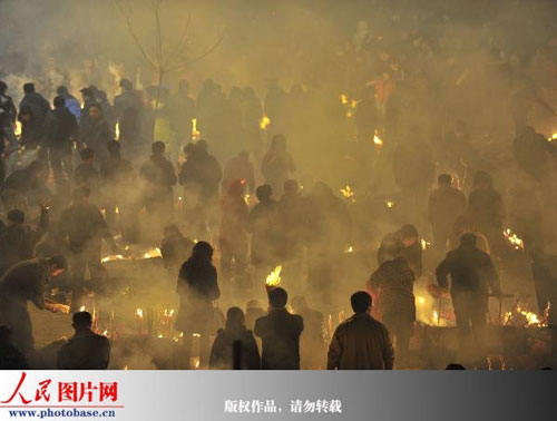 300,000 pilgrims gather at Guiyuan Temple in Wuhan, Central China's Hubei Province, burning incense and praying to the God of Fortune for a lucrative New Year, on January 30, 2009. January 30th is the 5th day of 1st lunar month, and the birthday of God of Fortune according to folklores. [Photo: photobase.cn]