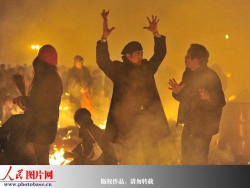 300,000 pilgrims gather at Guiyuan Temple in Wuhan, Central China's Hubei Province, burning incense and praying to the God of Fortune for a lucrative New Year, on January 30, 2009. January 30th is the 5th day of 1st lunar month, and the birthday of God of Fortune according to folklores. [Photo: photobase.cn]