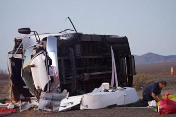 An official works at the scene of a fatal tour bus accident that left seven Chinese tourists dead on US-93 near Dolan Springs, Arizona Jan. 30, 2009. [Xinhua/Reuters] 