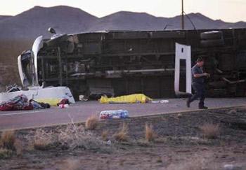 An official walks by a fatal tour bus accident that left seven Chinese tourists dead on US-93 near Dolan Springs, Arizona January 30, 2009. [Xinhua/Reuters]