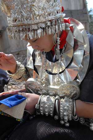 A girl of Miao ethnic group makes embroidery in the Zhanliu Village of Jianhe County, southwest China's Guizhou Province, Jan. 31, 2009. [Xinhua] 