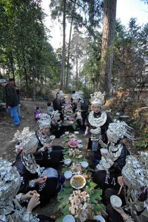 Women of Miao ethnic group have a dinner in the Zhanliu Village of Jianhe County, southwest China's Guizhou Province, Jan. 31, 2009. [Xinhua] 