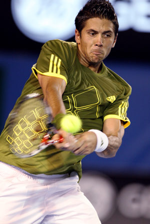 Spain's Fernando Verdasco returns the ball against his compatriot Rafael Nadal during the semifinal of men's singles at Australian Open tennis tournament in Melbourne, Jan. 30, 2009. 