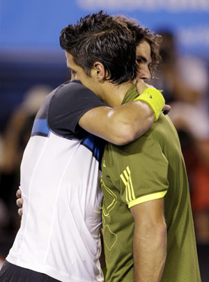 Spain's Rafael Nadal (L) embraces compatriot Fernando Verdasco after Nadal won their men's singles semi-final match at the Australian Open tennis tournament in Melbourne Jan. 30, 2009. 