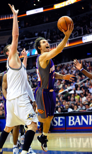 Steve Nash (R) of Phoenix Suns jumps to shoot during the NBA basketball game between Phoenix Suns and Washington Wizards in Washington, the United States, Jan. 26, 2009. (Xinhua/Zhang Yan)