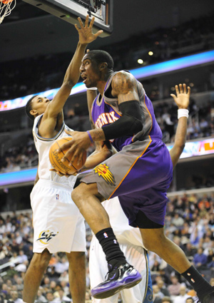 Amar'e Stoudemire (Front) of Phoenix Suns jumps to shoot during the NBA basketball game between Phoenix Suns and Washington Wizards in Washington, the United States, Jan. 26, 2009. (Xinhua/Zhang Yan) 
