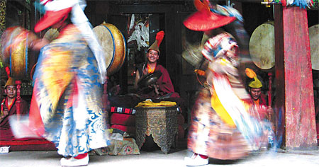 Religious dance staged at a monastery in Nyingchi for the Kongpo New Year.[Photo: China Daily]