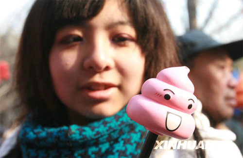 A series of large-sized cartoon toy is widely received among young temple fair visitors in Beijing during the Ox Year spring festival. [Photo: Xinhuanet]