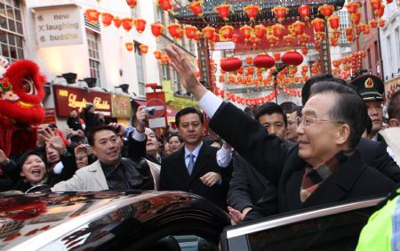 Chinese Premier Wen Jiabao (R Front) meets with overseas Chinese and send greetings to them for the Chinese lunar New Year in the Chinatown of London Jan. 31, 2009. Chinese Premier Wen Jiabao arrived in London on Jan. 31 for a three-day visit to Britain. (Xinhua/Yao Dawei)