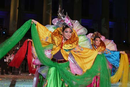 Performers dance during the 37th Chingay Parade in Singapore on Jan. 30, 2009. More than 4,300 performers from all over the world attended the annual street parade on Friday night to celebrate China's lunar New Year, attracting tens of thousands of visitors. 