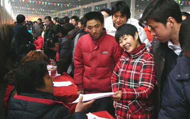 Jobseekers attend a job fair held in Fanchang, east China's Anhui Province, Jan. 31, 2009. There were lots of job fairs held, providing job opportunities to migrant workers at the end of the Spring Festival holidays, in different places of Anhui Province, one of the main sources of migrant workers in China.