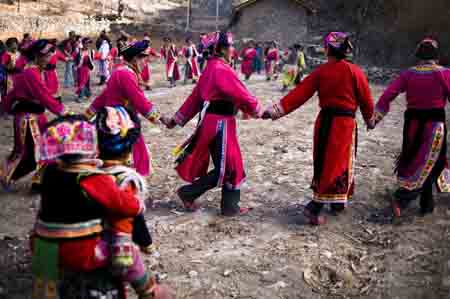 People of the Qiang ethnic group perform Salang dance in Qugu township of Maoxian County, southwest China's Sichuan Province, Jan. 29, 2009. 