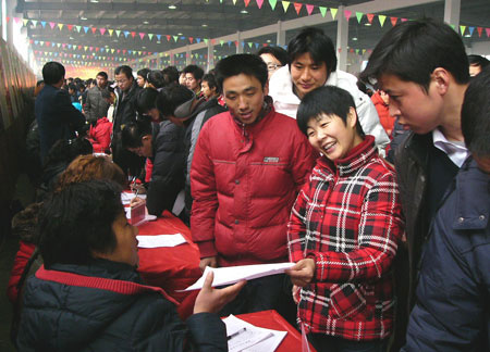 Jobseekers attend a job fair held in Fanchang, east China's Anhui Province, on Saturday, Jan. 31, 2009. There were lots of job fairs held, providing job opportunities to migrant workers at the end of the Spring Festival holidays, in different places of Anhui Province, one of the main sources of migrant workers in China. [Photo: Xinhua]