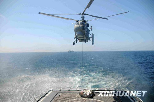 The warship 'Wuhan' receives supplies from a helicopter on January 31. [Zhu Hongliang/Xinhua]