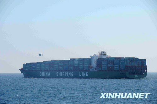 A helicopter lifts supplies from the Chinese merchant ship 'New Africa' before delivering them to the Chinese navy escort fleet on January 31. [Zhu Hongliang/Xinhua]