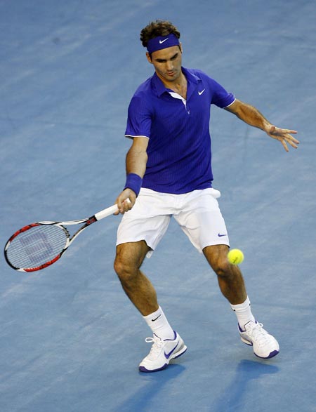 Roger Federer of Switzerland returns the ball against Rafael Nadal of Spain during the men's singles final at Australian Open tennis tournament in Melbourne, Feb. 1, 2009. 