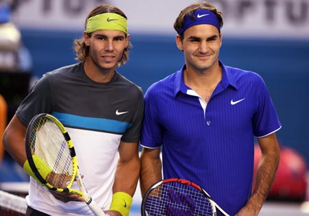 Rafael Nadal of Spain (L) and Roger Federer of Switzerland pose for a photo before the men's singles final at Australian Open tennis tournament in Melbourne, Feb. 1, 2009. 