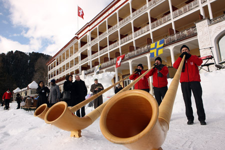 Participants are seen during the traditional farewell buffet lunch at the World Economic Forum (WEF) Annual Meeting 2009 in Davos, Switzerland, Feb. 1, 2009. The World Economic Forum (WEF) wrapped up its annual meeting here Sunday, with pledges of cooperation from world leaders and elites in tackling the global financial crisis. 