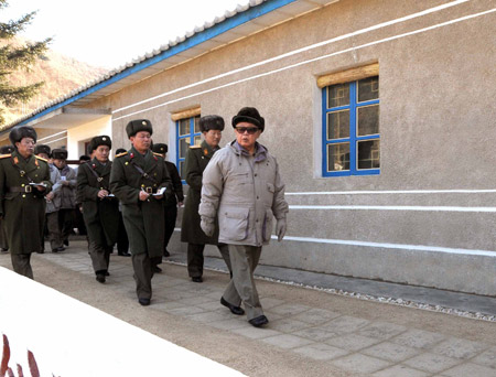 Kim Jong Il (front), top leader of the Democratic People's Republic of Korea, inspects the 131 military unit of the Korean People's Army (KPA) in this undated photo released by Korean Central News Agency (KCNA) on Feb. 1, 2009.(Xinhua Photo)