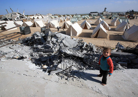 A child stands near tents set up by Palestinians who lost their homes during the 22-day Israeli offensive in Jabalia, northern Gaza Strip, Jan. 31, 2009.(Xinhua/Wissam Nassar) 