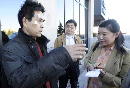 A lightly injured Chinese man (L) is interviewed in Las Vegas, the United States, Jan. 31, 2009. The nine Chinese tourists injured in a deadly tour bus crash in Arizona were mostly in stable condition Saturday, according to hospital and Chinese Consulate officials. A fatal tour bus accident happened one day before left six Chinese tourists and a travel guide dead and seriously injuring 10 others on U.S. 93 highway near Dolan Springs.