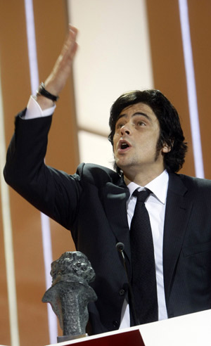 Actor Benicio del Toro reacts after receiving his Best Actor "Goya" award for his film "Che el argentino" during the Spanish Film Academy "Goya" awards ceremony in Madrid Feb. 1, 2009.