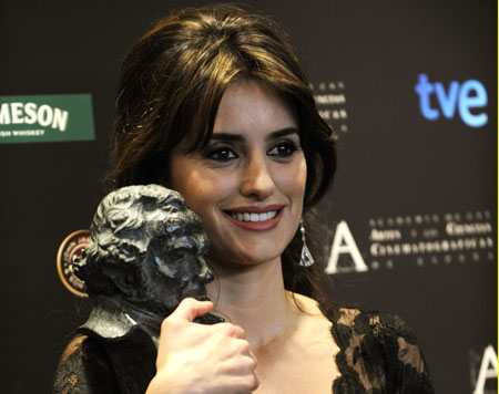 Spanish actress Penelope Cruz holds her Best Supporting Actress 