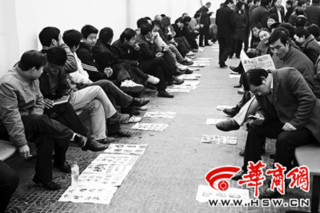 Jobless migrant workers in a labor market in Xi'an, Shaanxi Province, during the Lunar New Year holidays. About 20 million of China's migrant workers have returned home after losing their jobs as the global financial crisis takes a toll on the economy, said a senior official in Beijing on February 1.